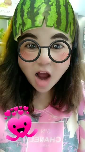 小孩吃瓜笑哈哈的视频,小宝贝吃瓜欢乐时光 小孩吃瓜笑哈哈的视频,小宝贝吃瓜欢乐时光